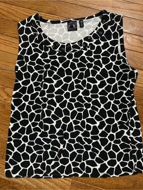 Like New! Rafaella Sleeveless Black & White Patterned Animal Print Top Sz L